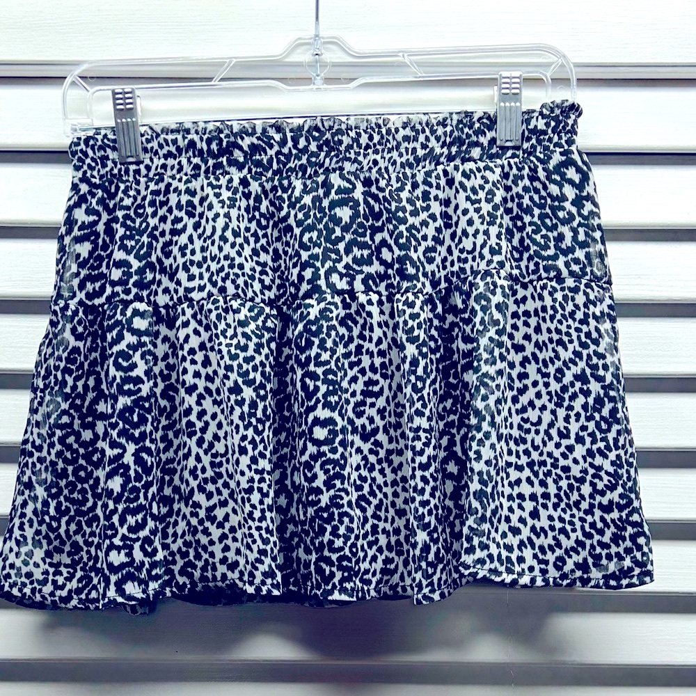 me.n.u NWT -Pull on elastic waist flutter skirt